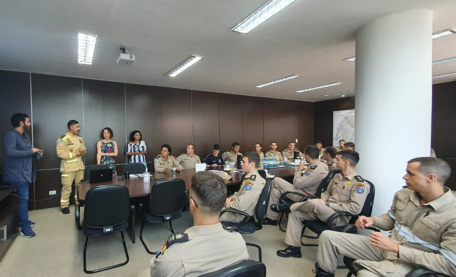 Alunos visitam SEIL