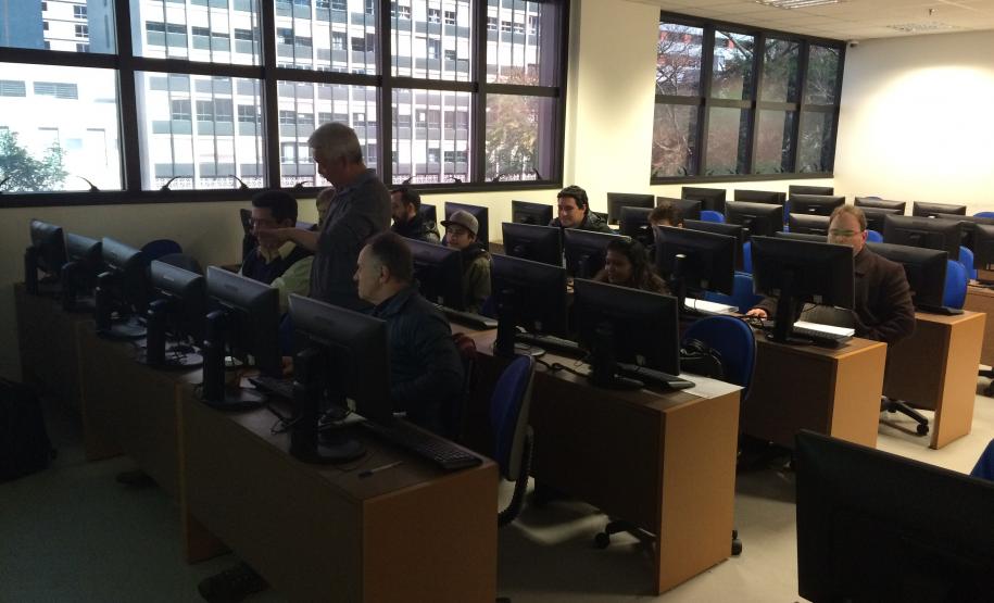 Técnicos do GT BIIM DER fazem o treinamento em PowerCivil