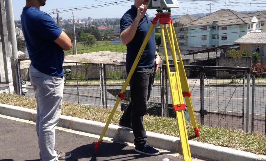 Ajuste do equipamento laser scanner da Leica.