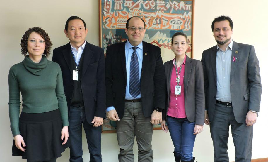 Da esquerda para a direita - representantes da SEIL - Lorreine S. Vaccari e Lídio A. Sasaki, e do BRDE o Diretor de Operações João Luiz Agner Regiani, a Gerente de Planejamento Tatiana Henn e o Superintendente do Paraná Paulo Cesar Starke Júnior.