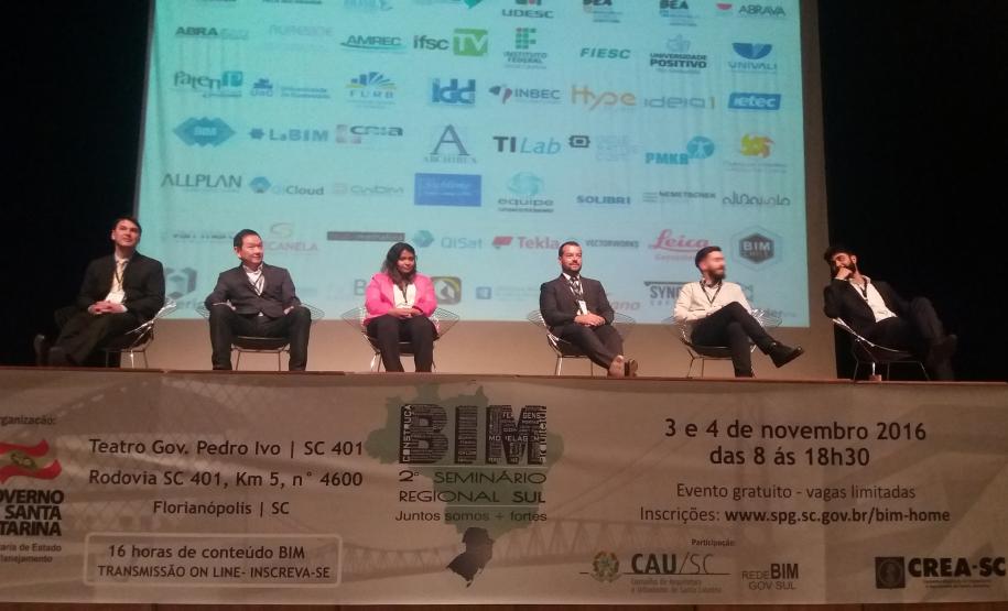 Palestrantes da tarde respondendo às perguntas.