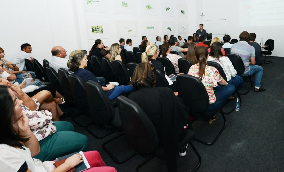 Cohapar e SEIL realizam seminário sobre a metodologia BIM A Cohapar e a Secretaria de Estado de Infraestrutura e Logística (SEIL) promoveram um seminário sobre a plataforma BIM na sede da companhia, em Curitiba, nesta quinta-feira (30). Cerca de 50 profissionais das áreas de engenharia, arquitetura, tecnologia da informação e regularização fundiária participaram do encontro, que teve o intuito de fomentar e ampliar o conhecimento dos funcionários sobre a metodologia.